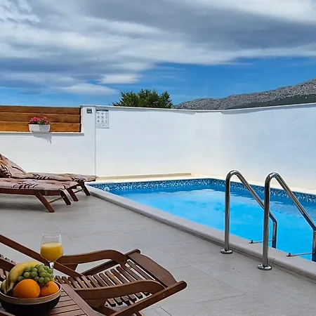 Apartmán With Private Swimming Pool