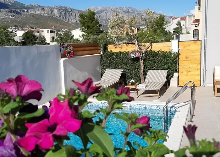 With Private Swimming Pool Apartmán