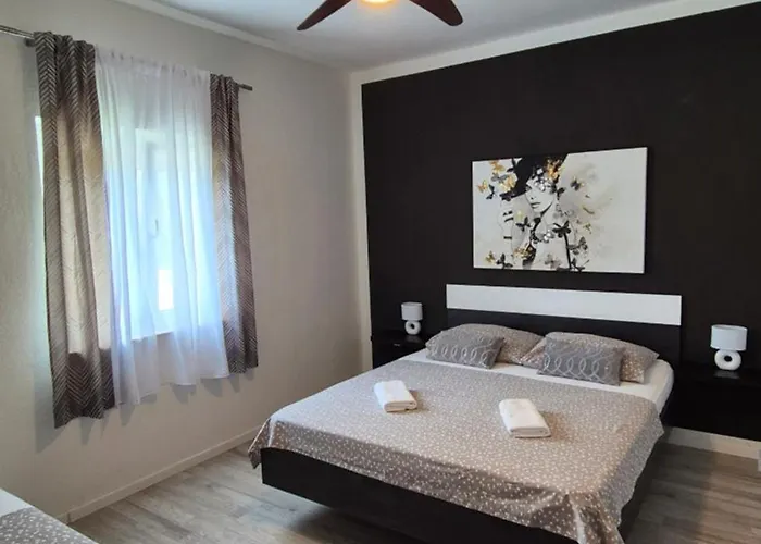 With Private Swimming Pool Apartmán