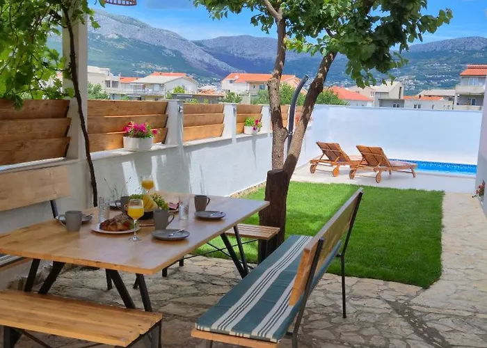 With Private Swimming Pool Apartmán