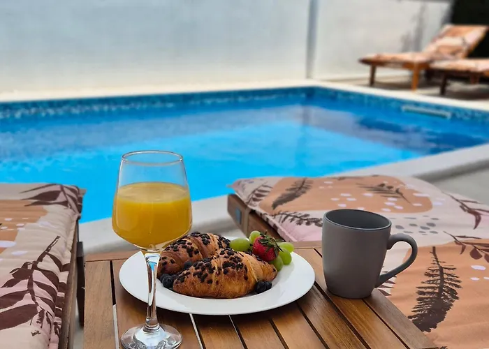 With Private Swimming Pool Apartmán Split