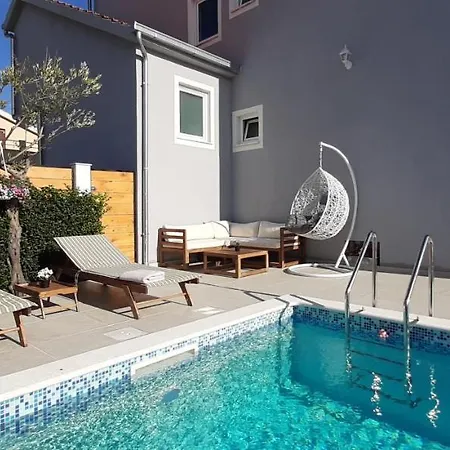 With Private Swimming Pool Apartment *