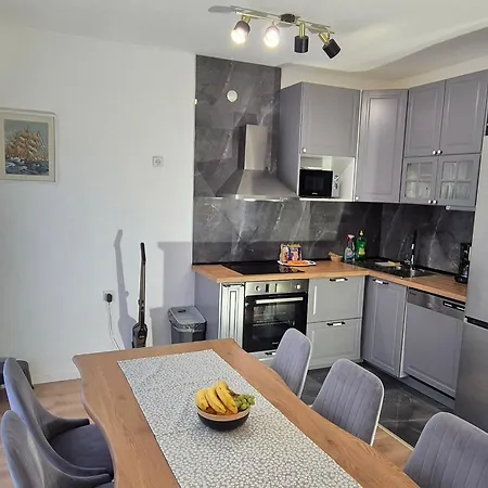 With Private Swimming Pool 아파트