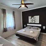 With Private Swimming Pool Appartement